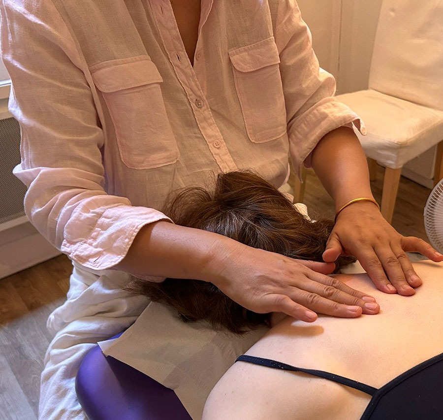 Approche douce de fasciapuncture axée sur l’écoute du corps et la régulation globale